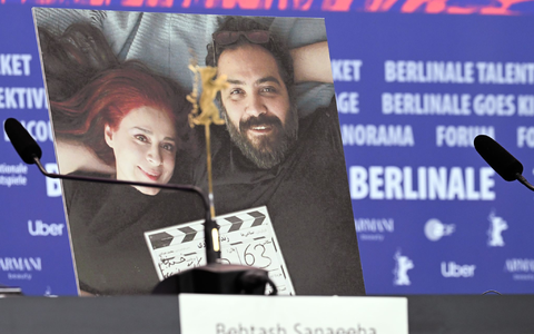 Ein Foto der beiden Regisseure Maryam Moghaddam (l) und Behtash Sanaeeha (r) auf der Berlinale-Pressekonferenz, die die beiden nicht besuchen konnten. - Foto: Soeren Stache/dpa