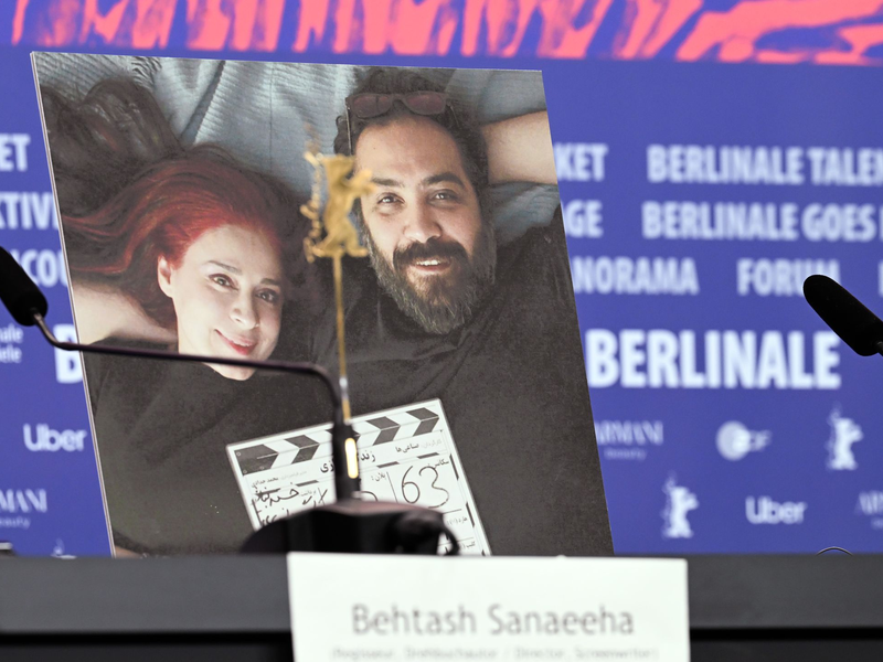 Ein Foto der beiden Regisseure Maryam Moghaddam (l) und Behtash Sanaeeha (r) auf der Berlinale-Pressekonferenz, die die beiden nicht besuchen konnten. - Foto: Soeren Stache/dpa