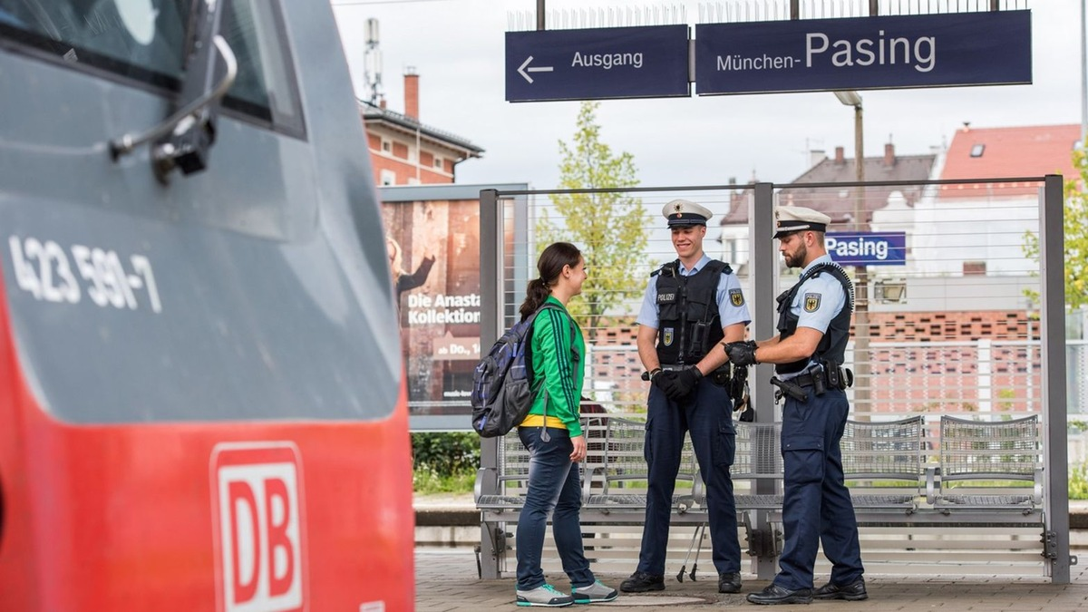 Bundespolizeidirektion München: Polizeieinsatz im Bahnhof Pasing / 21-Jähriger sorgt im Regionalexpress für Aufregung - Foto: presseportal.de