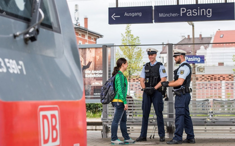 Bundespolizeidirektion München: Polizeieinsatz im Bahnhof Pasing / 21-Jähriger sorgt im Regionalexpress für Aufregung - Foto: presseportal.de