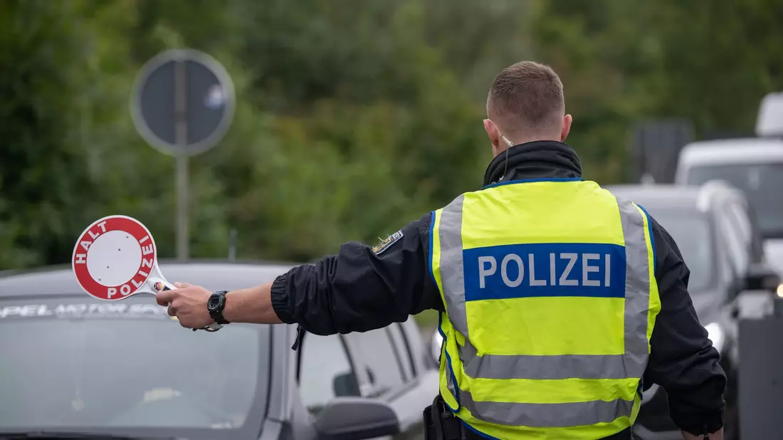 Die Kontrollen an allen deutschen Grenzen werden um ein halbes Jahr verlängert (Archivbild). - Bild: Harald Tittel/dpa
