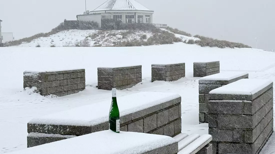 Es wird kühler und es schneit, am Alpenrand werden bis Freitagabend bis zu 20 Zentimeter Neuschnee erwartet. - Bild: Volker Bartels/dpa