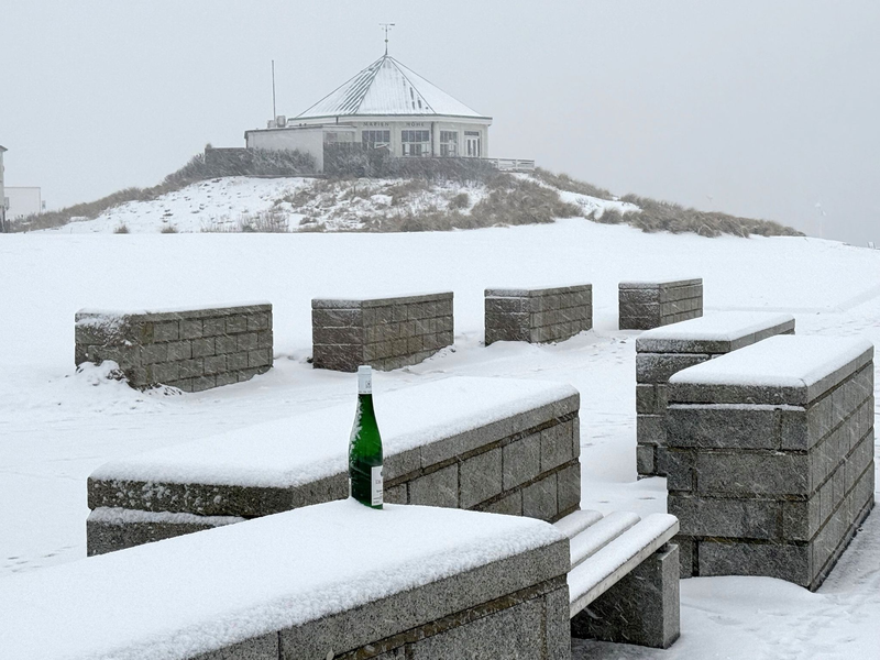 Es wird kühler und es schneit, am Alpenrand werden bis Freitagabend bis zu 20 Zentimeter Neuschnee erwartet. - Foto: Volker Bartels/dpa