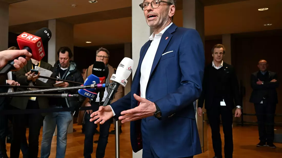Kickl sieht die Schuld für die Gesprächsblockade bei den Konservativen. (Archivbild) - Bild: Helmut Fohringer/APA/dpa