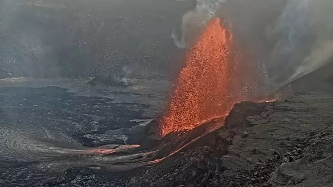  Der Vulkan Kilauea auf Hawaii spuckt erneut Lavafontänen. - Bild: Uncredited/U.S. Geological Survey/AP/dpa