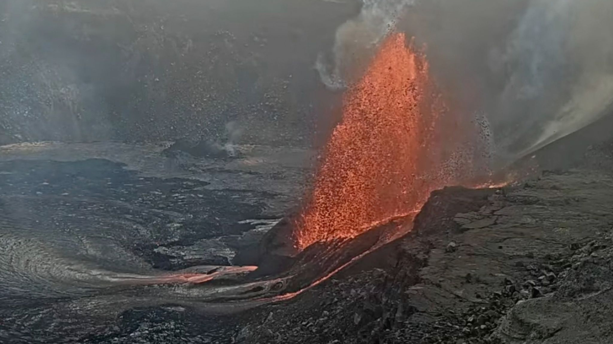  Der Vulkan Kilauea auf Hawaii spuckt erneut Lavafontänen. - Foto: Uncredited/U.S. Geological Survey/AP/dpa