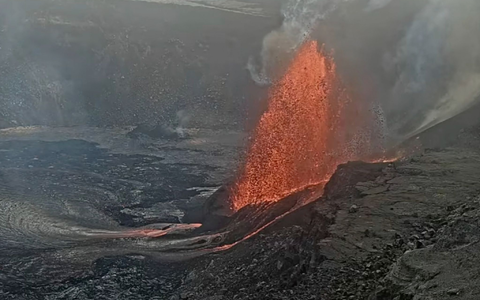  Der Vulkan Kilauea auf Hawaii spuckt erneut Lavafontänen. - Foto: Uncredited/U.S. Geological Survey/AP/dpa