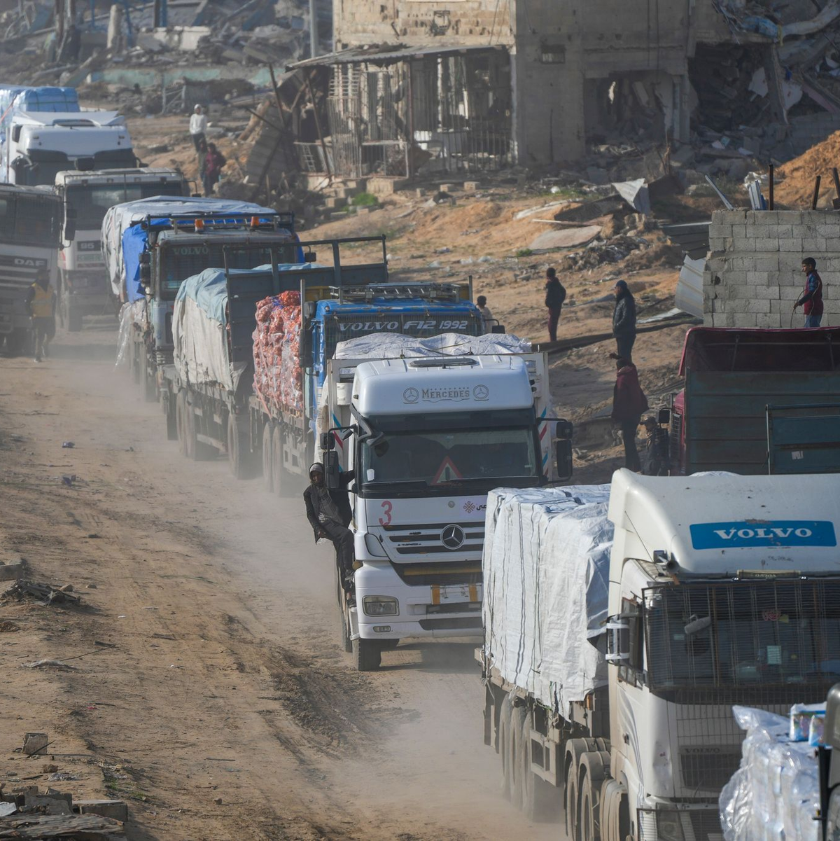 Trotz der Zerstörungen versuchen viele Menschen in Gaza, den muslimischen Fastenmonat Ramadan einigermaßen würdig zu feiern. - Foto: Abdel Kareem Hana/AP/dpa
