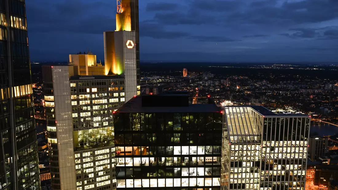 Die Commerzbank will effizienter werden und streicht Tausende Stellen (Archivbild) - Bild: Arne Dedert/dpa
