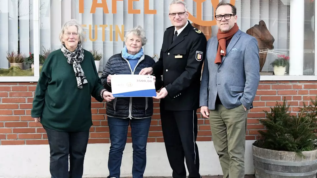 POL-SH-AFB: Polizeiangehörige spenden für die Tafel Eutin - Bild: presseportal.de