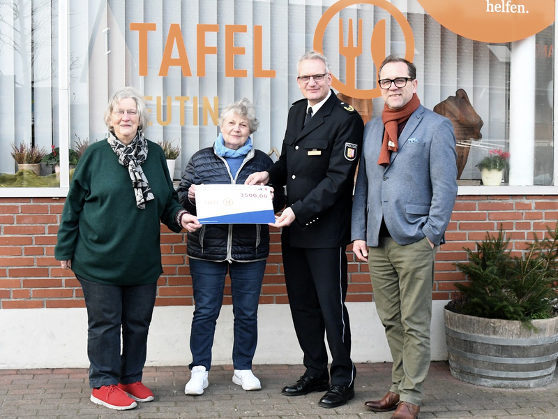 POL-SH-AFB: Polizeiangehörige spenden für die Tafel Eutin - Foto: presseportal.de