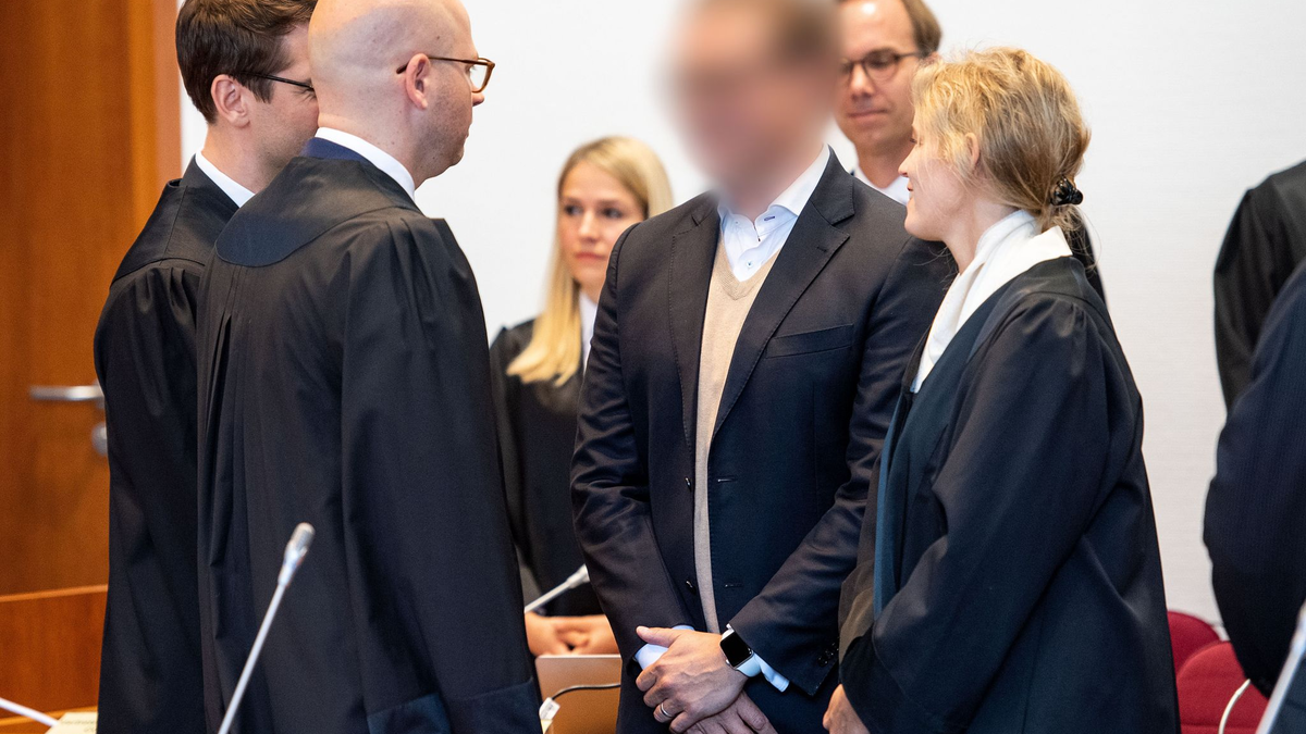 Zum Auftakt des ersten Cum-Ex-Strafprozesses 2019 vor dem Landgericht Bonn steht der Angeklagte (gepixelt) im Gerichtssaal. (Archivbild) - Foto: Marius Becker/dpa