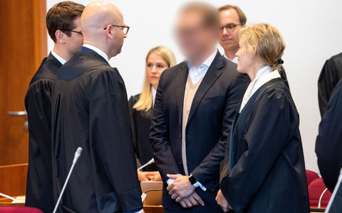 Zum Auftakt des ersten Cum-Ex-Strafprozesses 2019 vor dem Landgericht Bonn steht der Angeklagte (gepixelt) im Gerichtssaal. (Archivbild) - Foto: Marius Becker/dpa