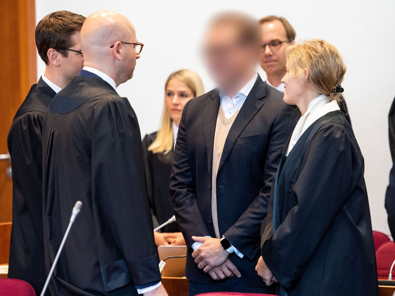 Zum Auftakt des ersten Cum-Ex-Strafprozesses 2019 vor dem Landgericht Bonn steht der Angeklagte (gepixelt) im Gerichtssaal. (Archivbild) - Foto: Marius Becker/dpa