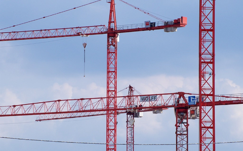 Baukräne werden in den kommenden Jahren seltener zu sehen sein. Laut Forschergruppe Euroconstruct wird sich die Talfahrt des deutschen Wohnungsbaus fortsetzen. (Foto: Illustration) - Foto: Carsten Hoefer/dpa