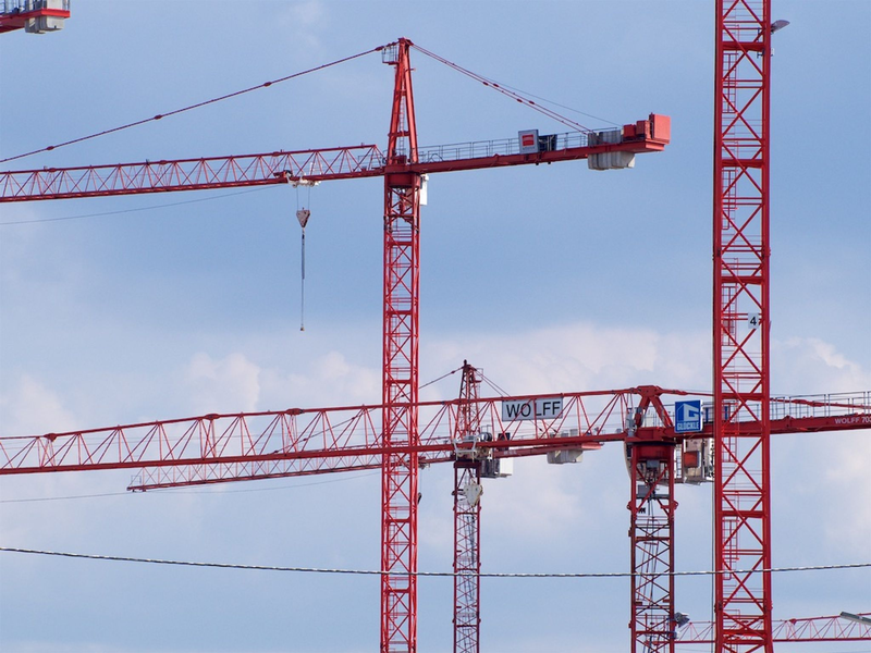 Baukräne werden in den kommenden Jahren seltener zu sehen sein. Laut Forschergruppe Euroconstruct wird sich die Talfahrt des deutschen Wohnungsbaus fortsetzen. (Foto: Illustration) - Foto: Carsten Hoefer/dpa