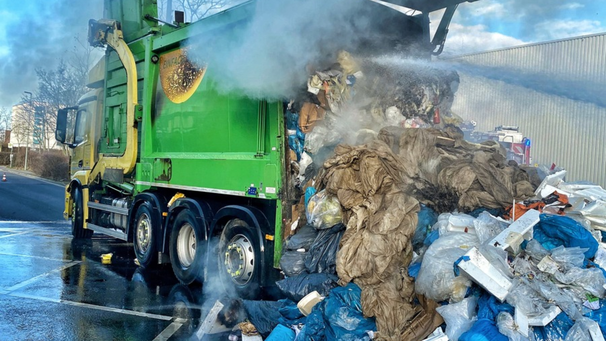 FW-NE: Feuer in Müllfahrzeug | Fahrzeug musste auf der Staße entladen werden - Foto: presseportal.de