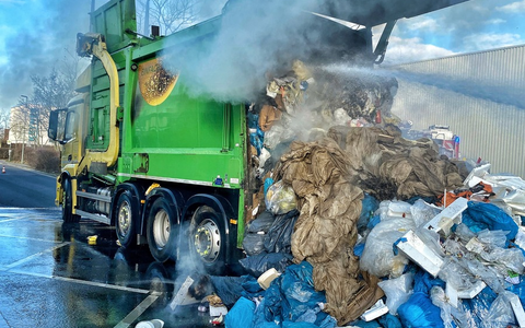 FW-NE: Feuer in Müllfahrzeug | Fahrzeug musste auf der Staße entladen werden - Foto: presseportal.de