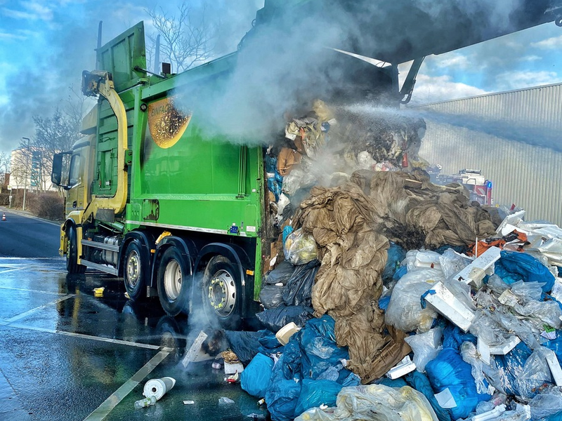 FW-NE: Feuer in Müllfahrzeug | Fahrzeug musste auf der Staße entladen werden - Foto: presseportal.de