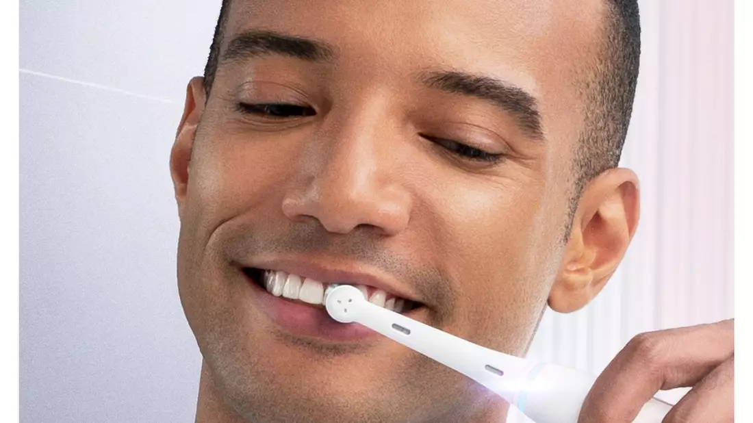 Smart Bristles für die Oral-B iO: Die neue Aufsteckbürste mit intelligenten Borsten, die sich verfärben, wenn die Reinigungsleistung nachlässt und du sie wechseln solltest - Bild: presseportal.de