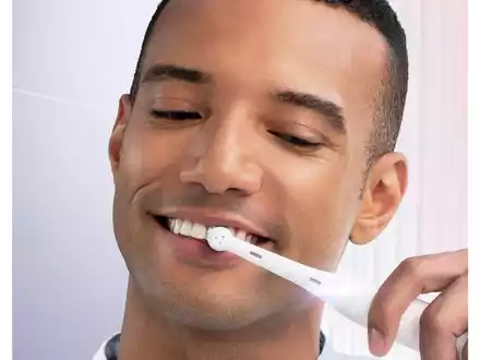 Smart Bristles für die Oral-B iO: Die neue Aufsteckbürste mit intelligenten Borsten, die sich verfärben, wenn die Reinigungsleistung nachlässt und du sie wechseln solltest - Foto: presseportal.de