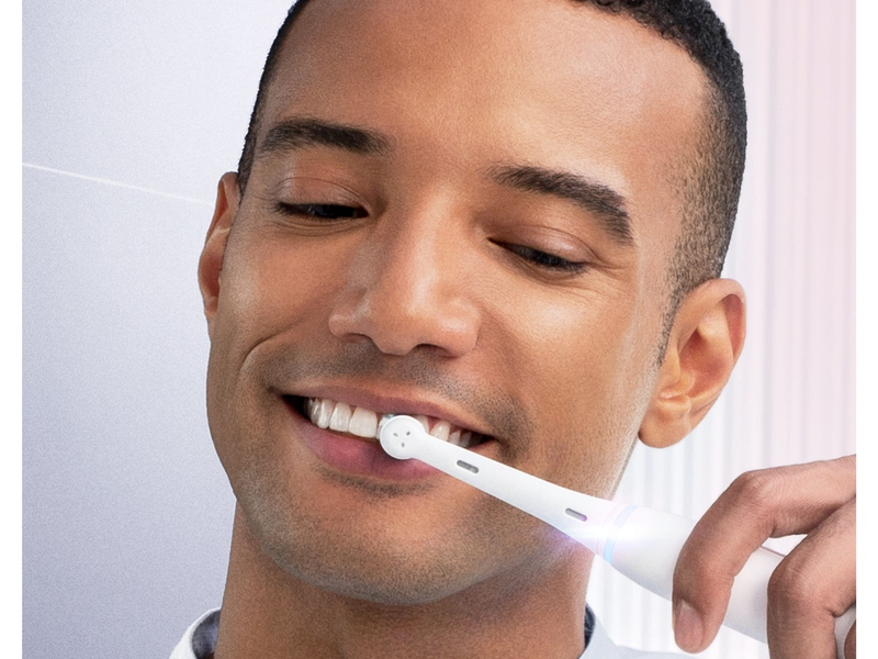 Smart Bristles für die Oral-B iO: Die neue Aufsteckbürste mit intelligenten Borsten, die sich verfärben, wenn die Reinigungsleistung nachlässt und du sie wechseln solltest - Foto: presseportal.de