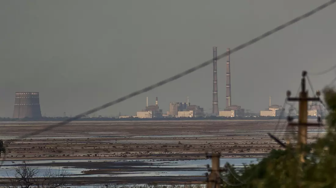 Das südukrainische Atomkraftwerk Saporischschja ist seit fast drei Jahren von russischen Truppen besetzt. (Archivbild) - Bild: LIBKOS/AP/dpa