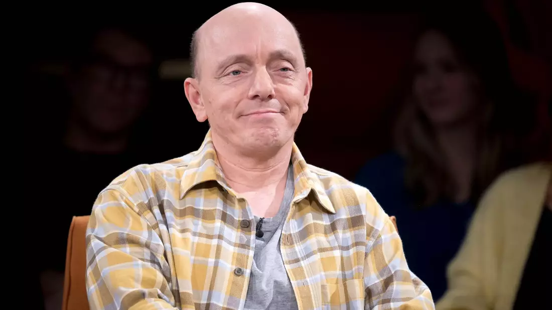 Comedian Hoëcker dankt nach dem Zugunglück den Einsatzkräften. (Archivbild) - Bild: Sina Schuldt/dpa
