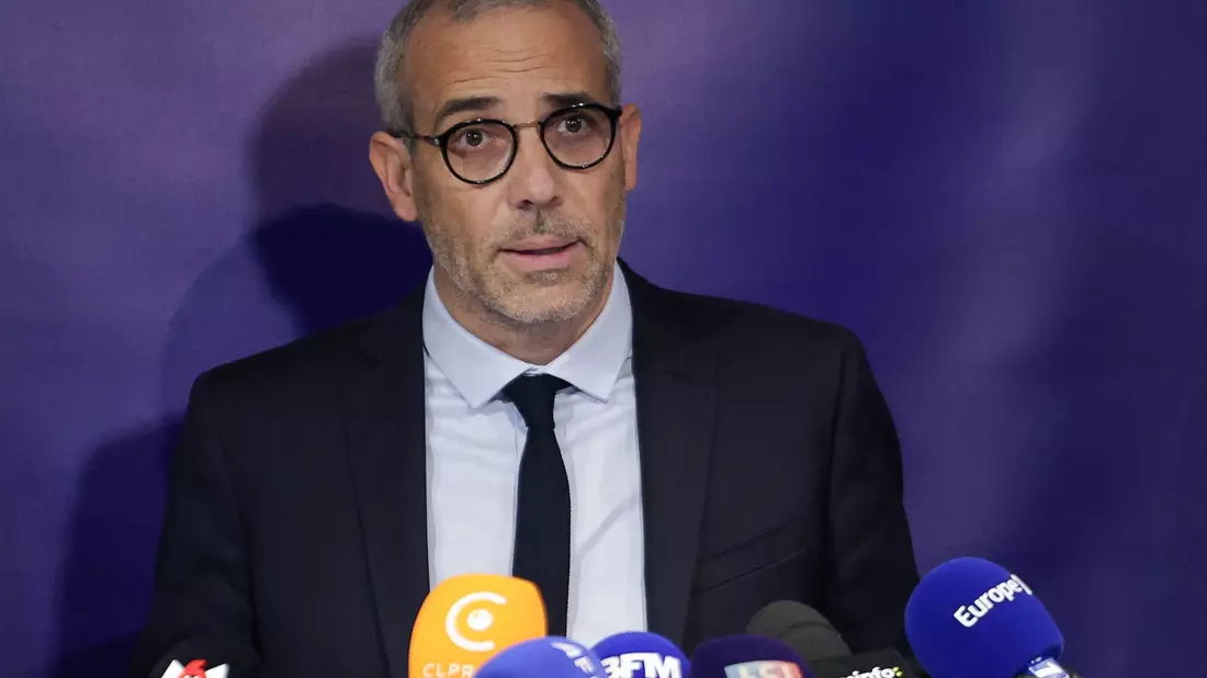 Staatsanwalt Grégoire Dulin spricht über die Erkenntnisse im Fall. - Bild: Thibaud Moritz/AFP/dpa