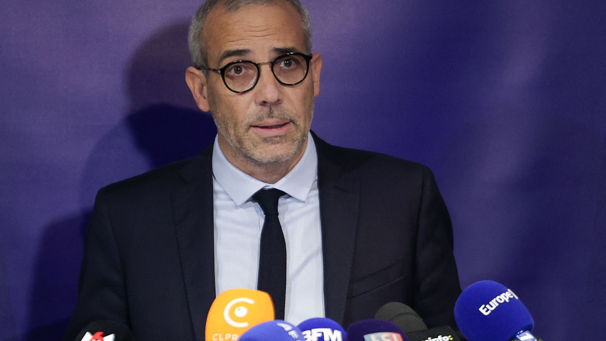 Staatsanwalt Grégoire Dulin spricht über die Erkenntnisse im Fall. - Foto: Thibaud Moritz/AFP/dpa