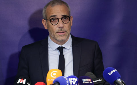 Staatsanwalt Grégoire Dulin spricht über die Erkenntnisse im Fall. - Foto: Thibaud Moritz/AFP/dpa