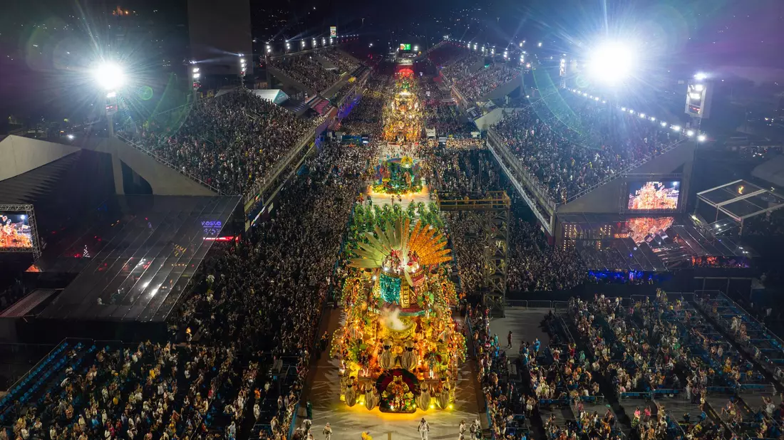 Zehntausende auf den Tribünen und in Logen sowie Millionen vor dem Fernseher in Brasilien und weltweit verfolgen für gewöhnlich die Umzüge auf dem riesigen Laufsteg. (Archivbild) - Bild: Wang Tiancong/Xinhua/dpa