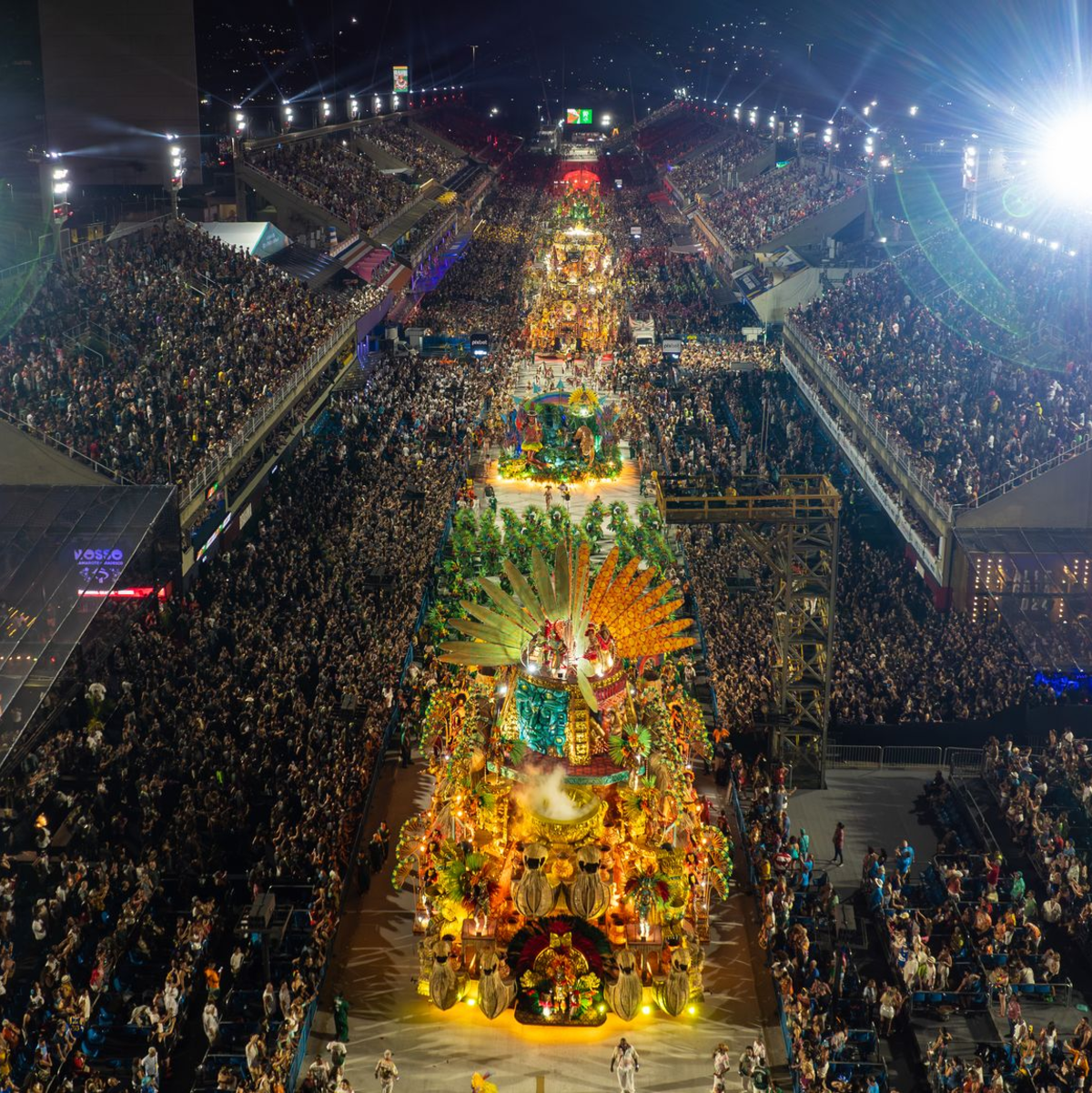 Zehntausende auf den Tribünen und in Logen sowie Millionen vor dem Fernseher in Brasilien und weltweit verfolgen für gewöhnlich die Umzüge auf dem riesigen Laufsteg. (Archivbild) - Foto: Wang Tiancong/Xinhua/dpa