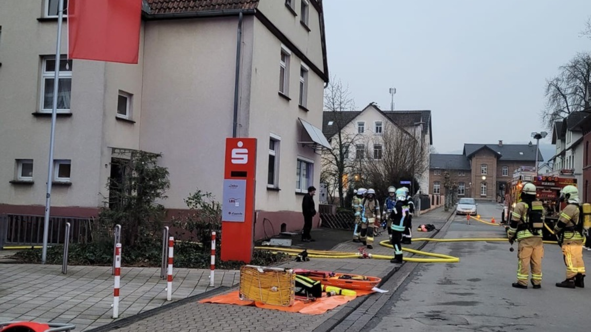 FW Lügde: Kaminbrand-Wohngebäude verraucht - Foto: presseportal.de