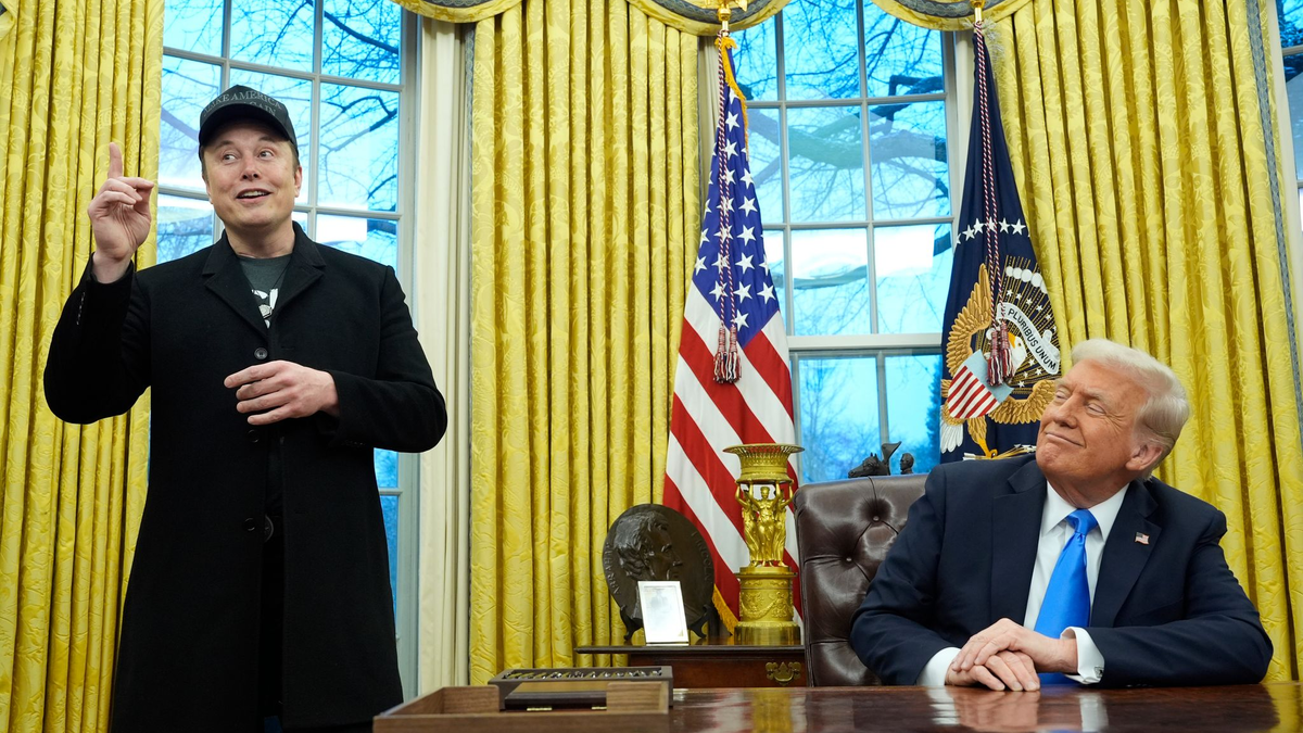 Das Programm, mit dem Trump (r) und Musk (l) Zehntausende Staatsdiener loswerden wollen, hat eine wichtige juristische Hürde genommen.  - Foto: Alex Brandon/AP/dpa
