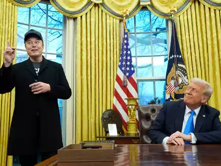 Das Programm, mit dem Trump (r) und Musk (l) Zehntausende Staatsdiener loswerden wollen, hat eine wichtige juristische Hürde genommen.  - Foto: Alex Brandon/AP/dpa