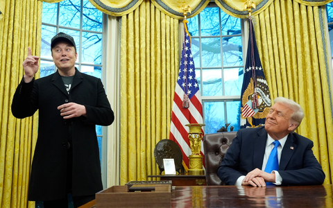 Das Programm, mit dem Trump (r) und Musk (l) Zehntausende Staatsdiener loswerden wollen, hat eine wichtige juristische Hürde genommen.  - Foto: Alex Brandon/AP/dpa