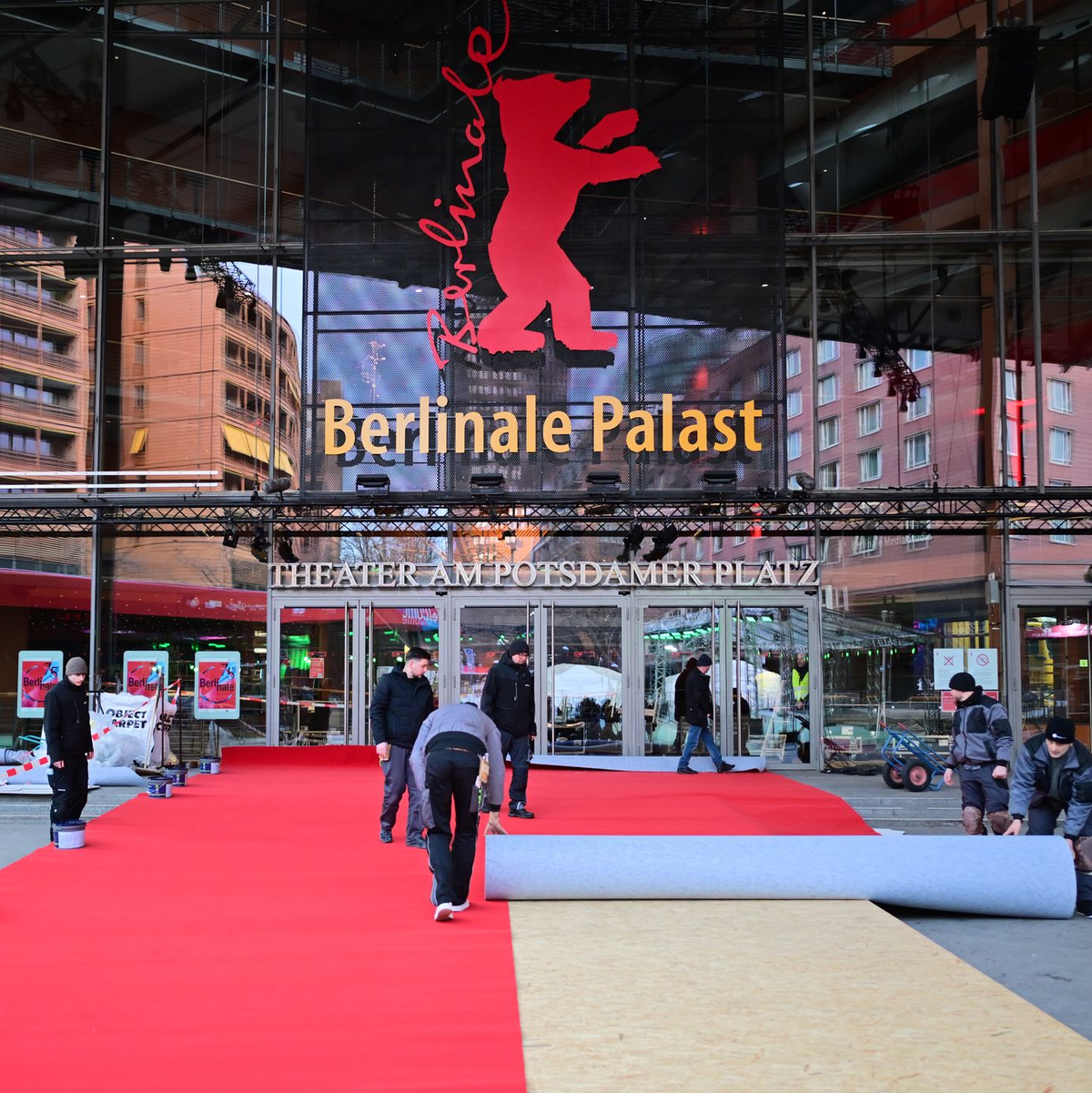 Am Potsdamer Platz wurde bereits der Teppich für die Stars ausgerollt. (Archivbild) - Foto: Sebsstian Gollnow/dpa