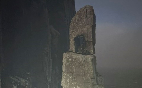 Erfahrene Kletterer stiegen selbst in der Dunkelheit auf, um den Männern zu helfen. - Foto: Tasmania Police/dpa Erfahrene Kletterer stiegen selbst in der Dunkelheit auf, um den Männern zu helfen. - Foto: Tasmania Police/dpa