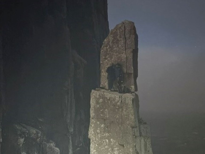 Erfahrene Kletterer stiegen selbst in der Dunkelheit auf, um den Männern zu helfen. - Foto: Tasmania Police/dpa