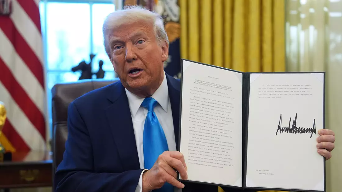 Trump wird nicht müde, immer neue Anordnungen zu unterzeichnen. (Archivbild) - Bild: Evan Vucci/AP/dpa
