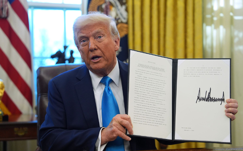 Trump wird nicht müde, immer neue Anordnungen zu unterzeichnen. (Archivbild) - Foto: Evan Vucci/AP/dpa