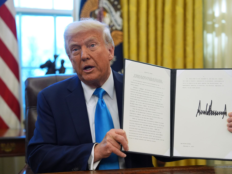 Trump wird nicht müde, immer neue Anordnungen zu unterzeichnen. (Archivbild) - Foto: Evan Vucci/AP/dpa