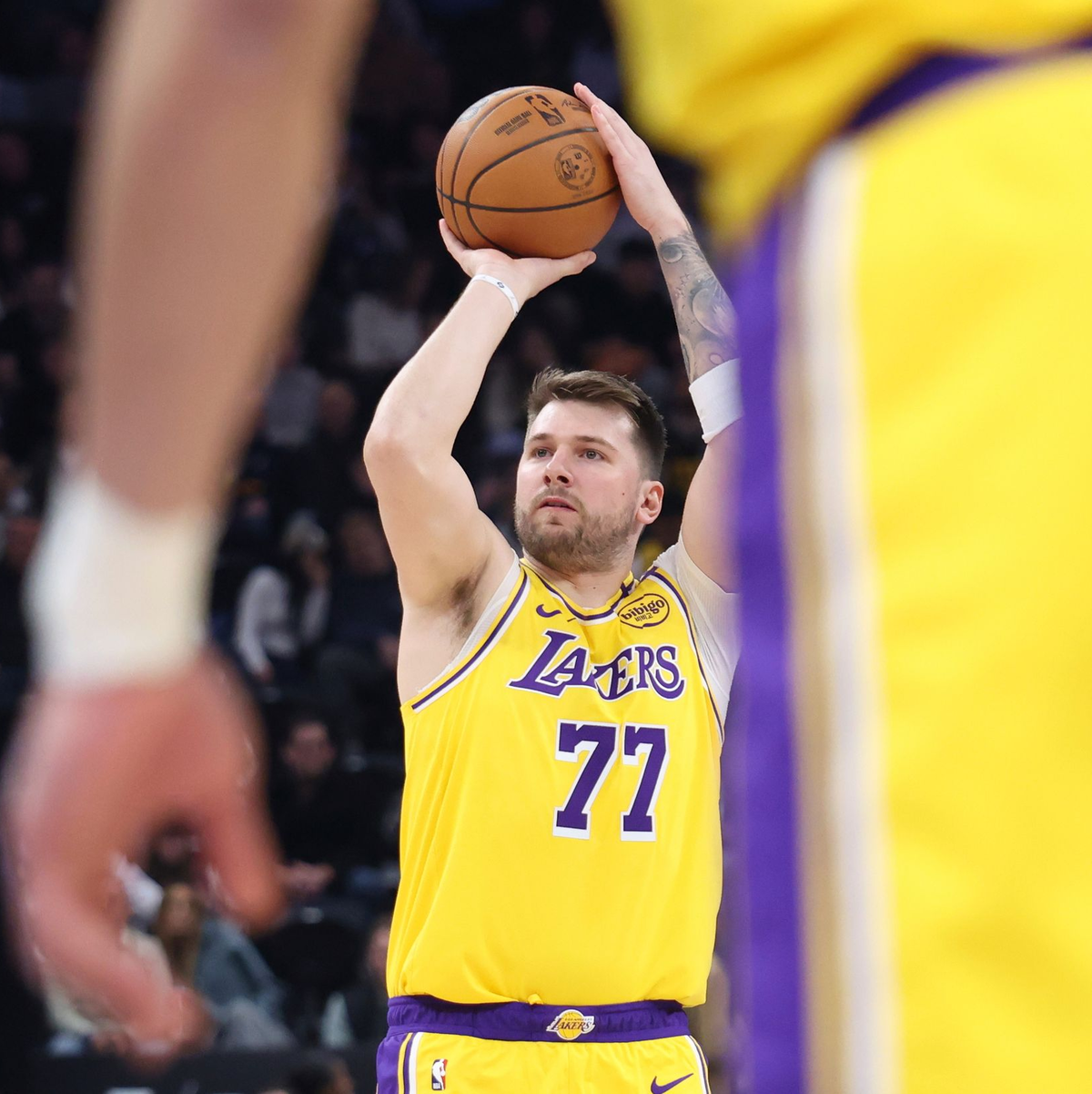 Luka Doncic (rechts) hatte einen starken Abend für die Lakers - Foto: Rob Gray/AP/dpa