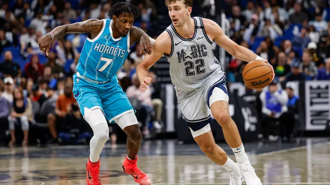 Franz Wagner (r) führte die Orlando Magic zu einem deutlichen Sieg gegen die Hornets. - Bild: Kevin Kolczynski/AP/dpa
