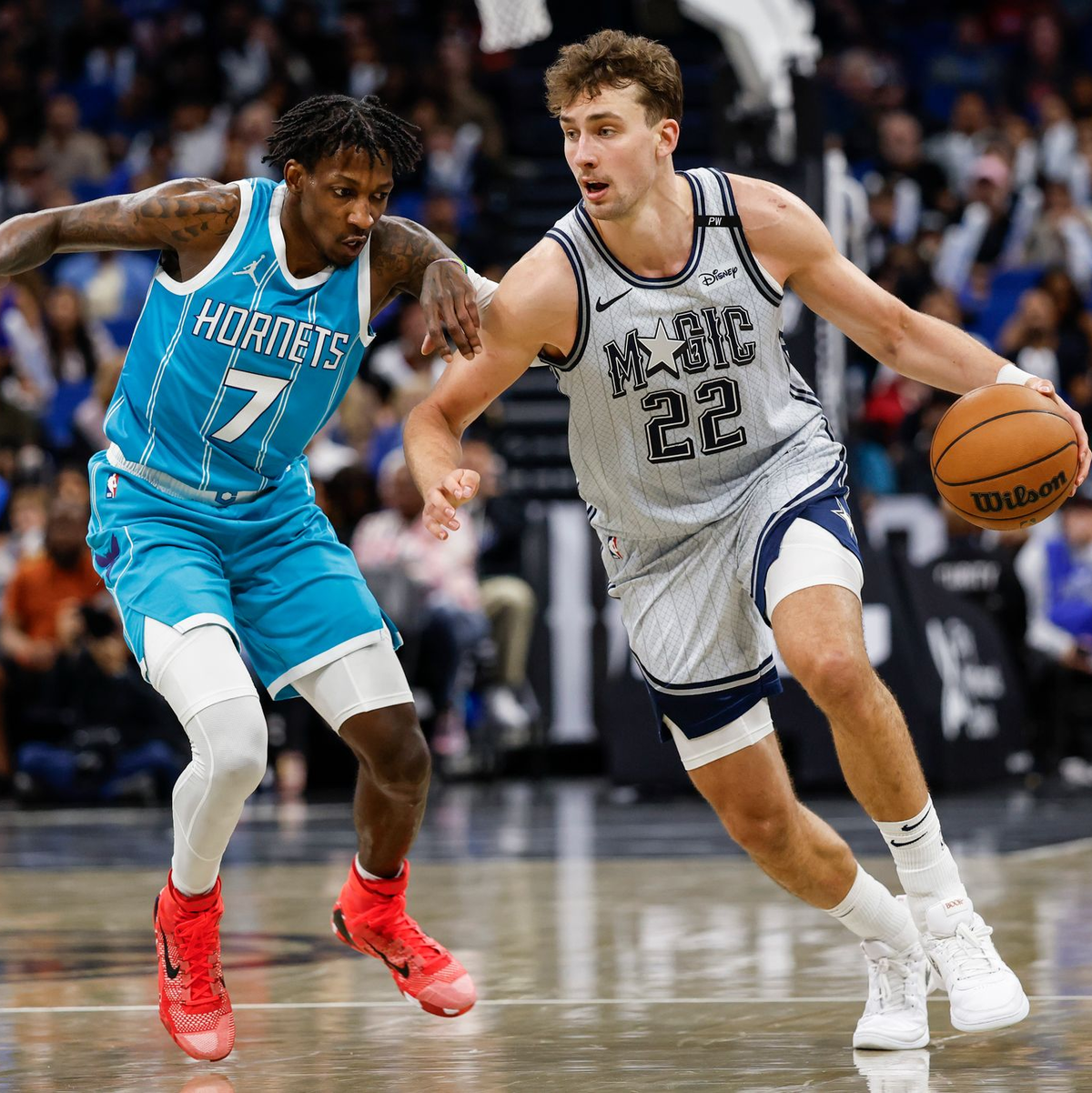 Franz Wagner (r) führte die Orlando Magic zu einem deutlichen Sieg gegen die Hornets. - Foto: Kevin Kolczynski/AP/dpa