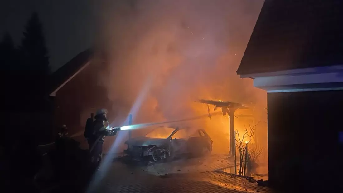 FW Bremerhaven: Brennender PKW unter Carport - Bild: presseportal.de