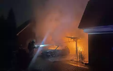 FW Bremerhaven: Brennender PKW unter Carport - Foto: presseportal.de