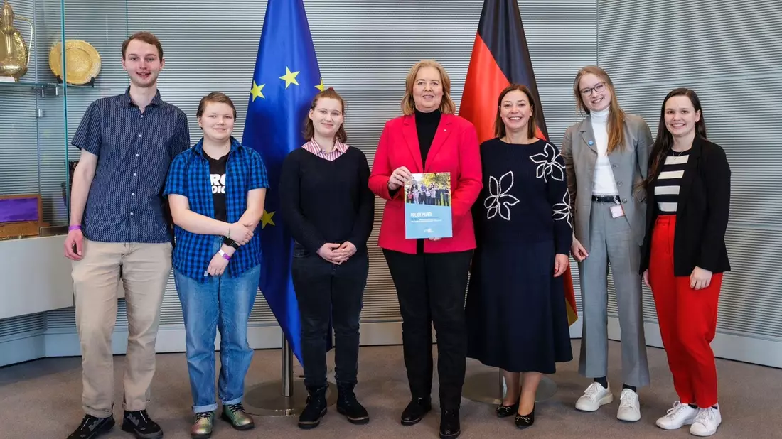 Jugend-Enquete-Kommission 2024 übergibt Policy Paper: Demokratieförderung. Wie bleibt unsere Demokratie wehrhaft? - Bild: presseportal.de