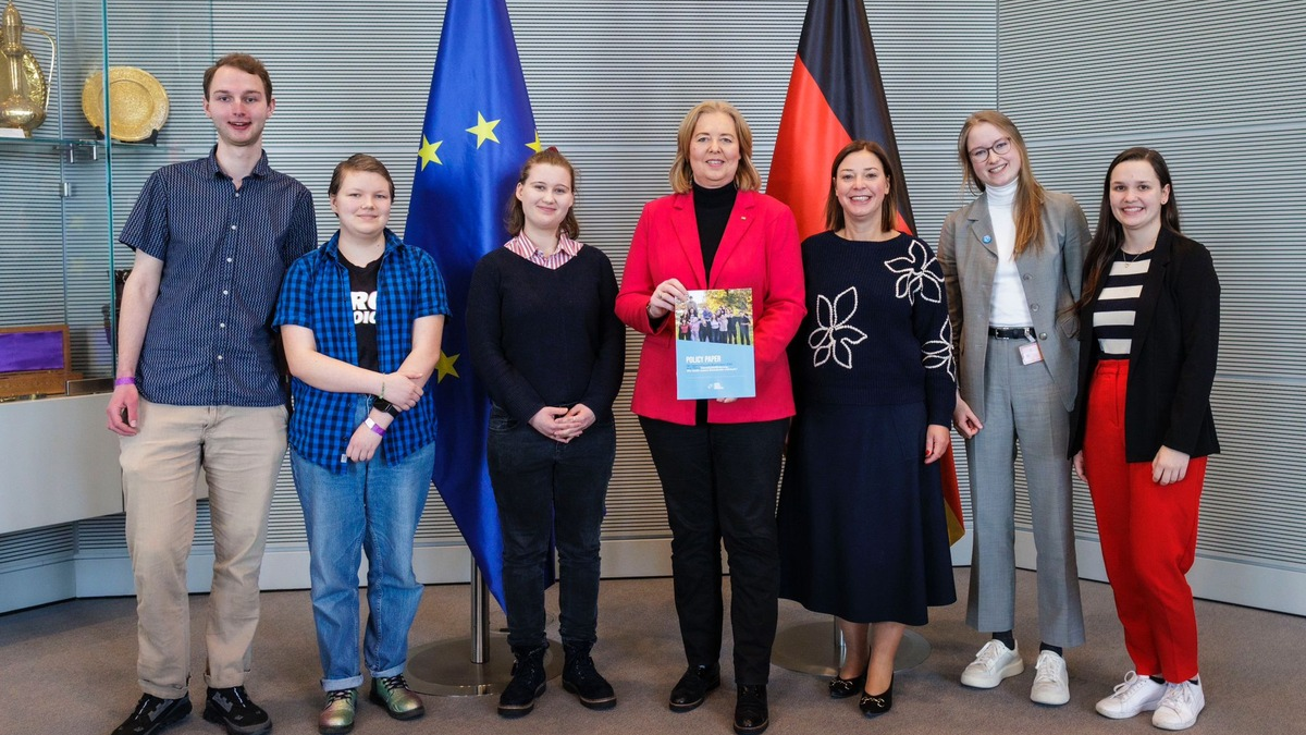 Jugend-Enquete-Kommission 2024 übergibt Policy Paper: Demokratieförderung. Wie bleibt unsere Demokratie wehrhaft? - Foto: presseportal.de